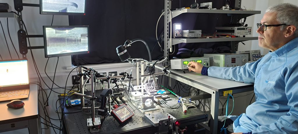 Geoff Dumas (Bay Photonics) Building optical system on Bay Photonics precision alignment workstation